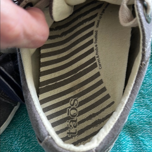 Taos Footwear Gray Athletic Shoes - Picture 7 of 7